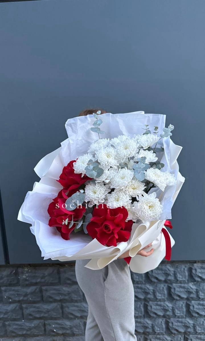 Дуо розы и хризантемы с доставкой в Хосте и Кудепсте