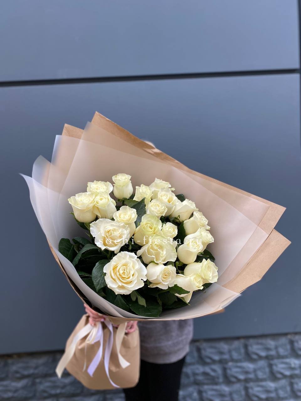  Букет  высоких белых роз   с доставкой в Хосте и Кудепсте