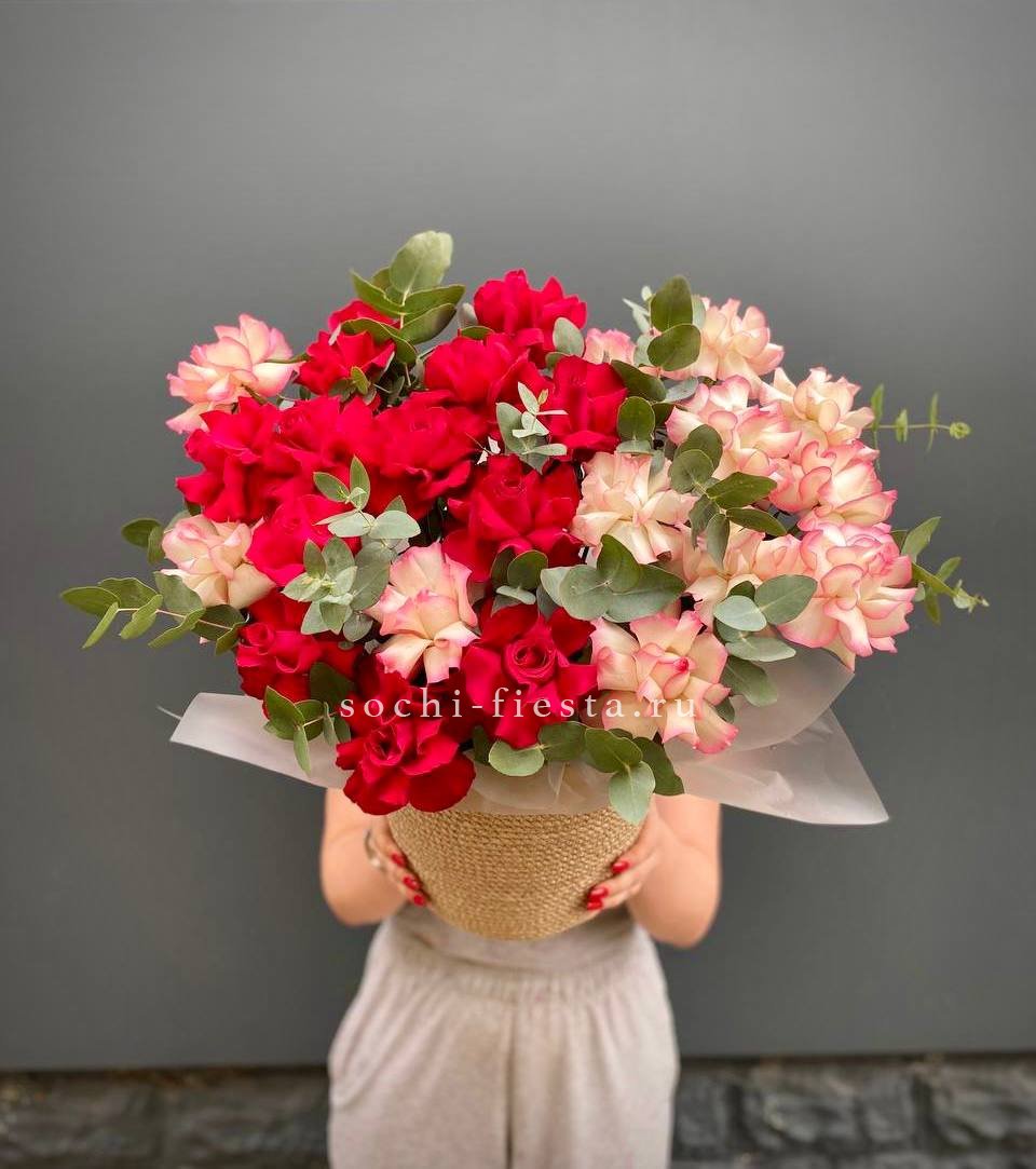 25 Французских роз в джутовом кашпо  в Хосте и Кудепсте