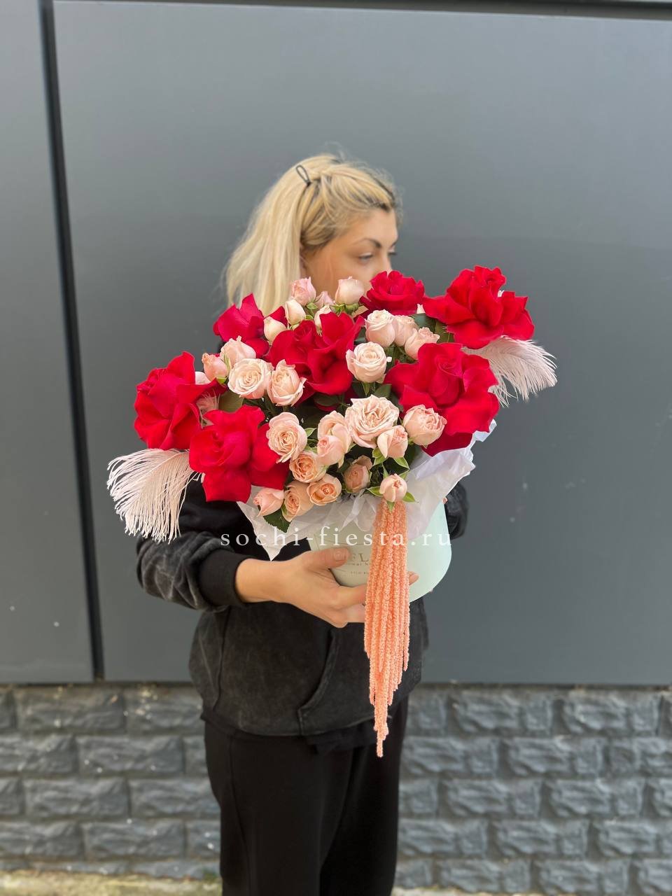 Бокс с нежными розами  в Хосте и Кудепсте