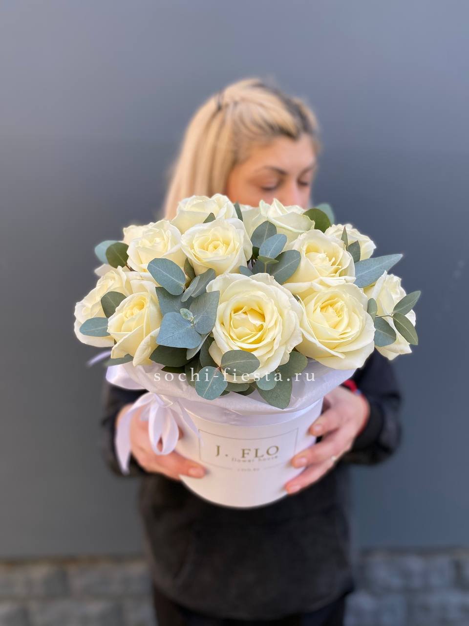 15 белых роз в боксе в Хосте и Кудепсте