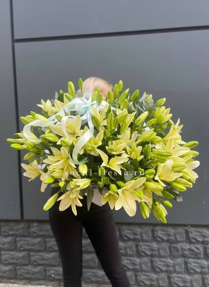 Лилии в корзине в Хосте и Кудепсте