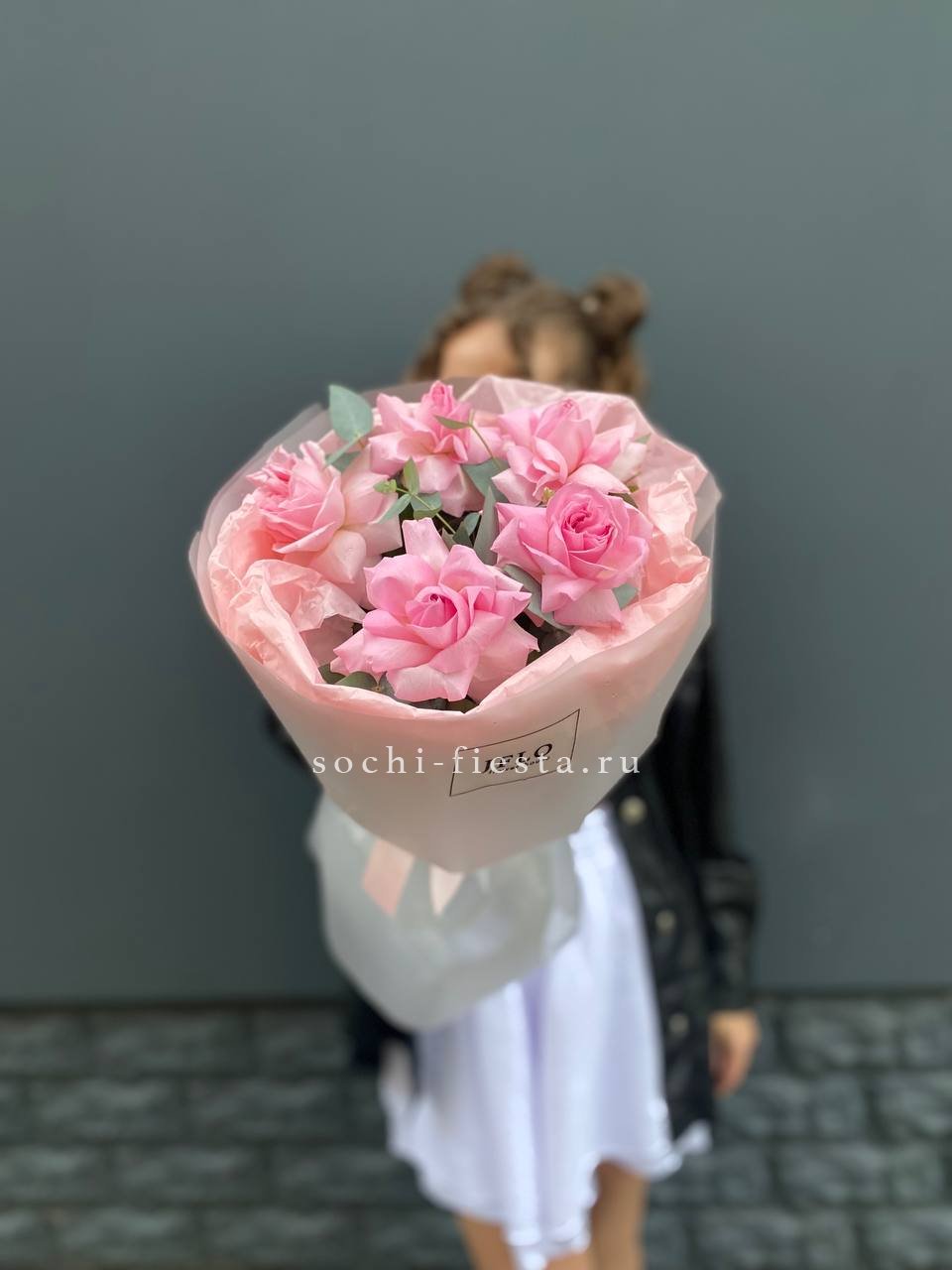 5 французских розовых роз  в Хосте и Кудепсте