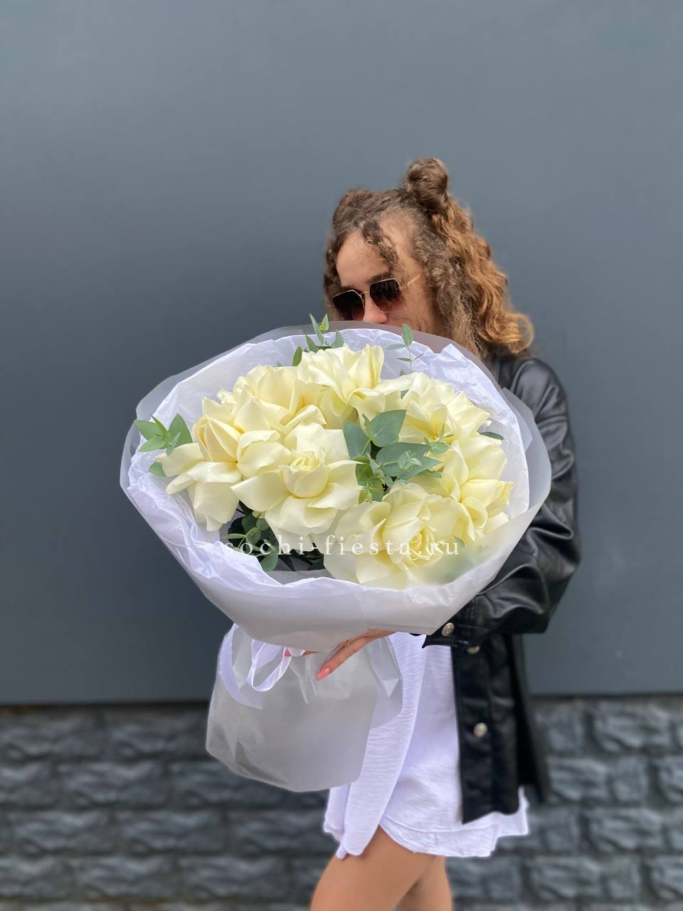 7 Белых французских роз  в Хосте и Кудепсте