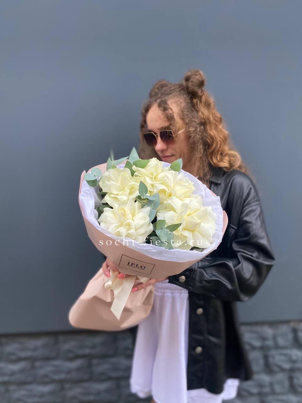 5 Белых французских роз с доставкой в Хосте и Кудепсте