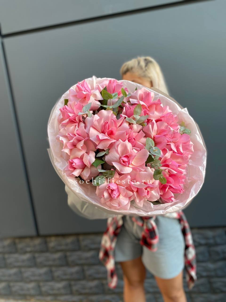 17 розовых роз в Хосте и Кудепсте