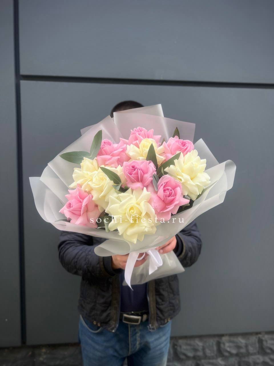 11 бело-розовых роз в Хосте и Кудепсте