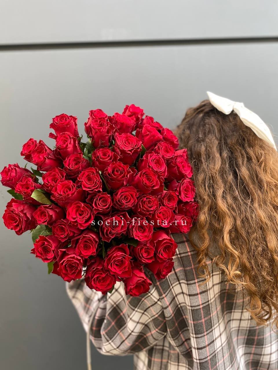 51 красная роза с доставкой в Хосте и Кудепсте