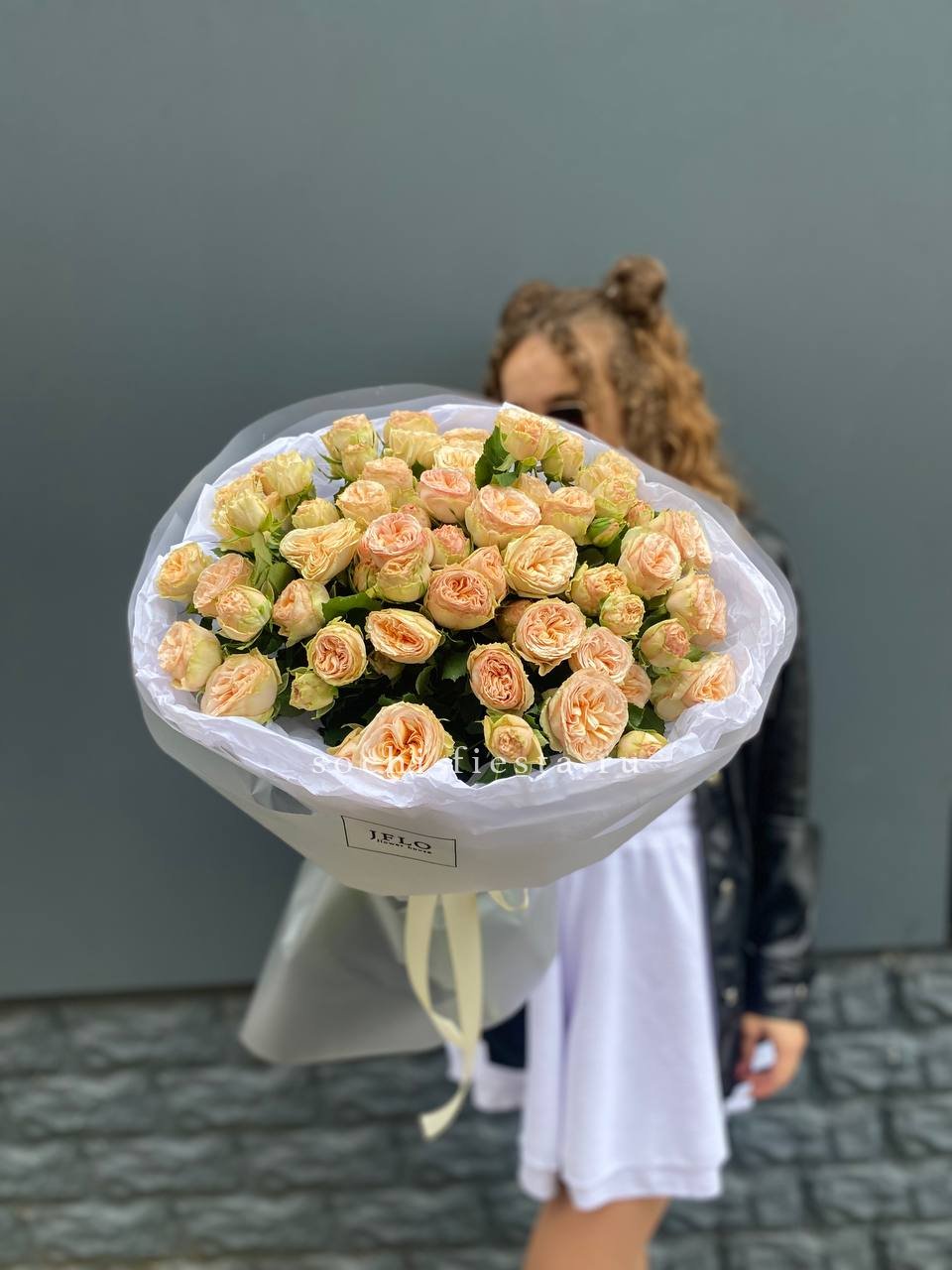 15 пионовидных роз с доставкой в Хосте и Кудепсте