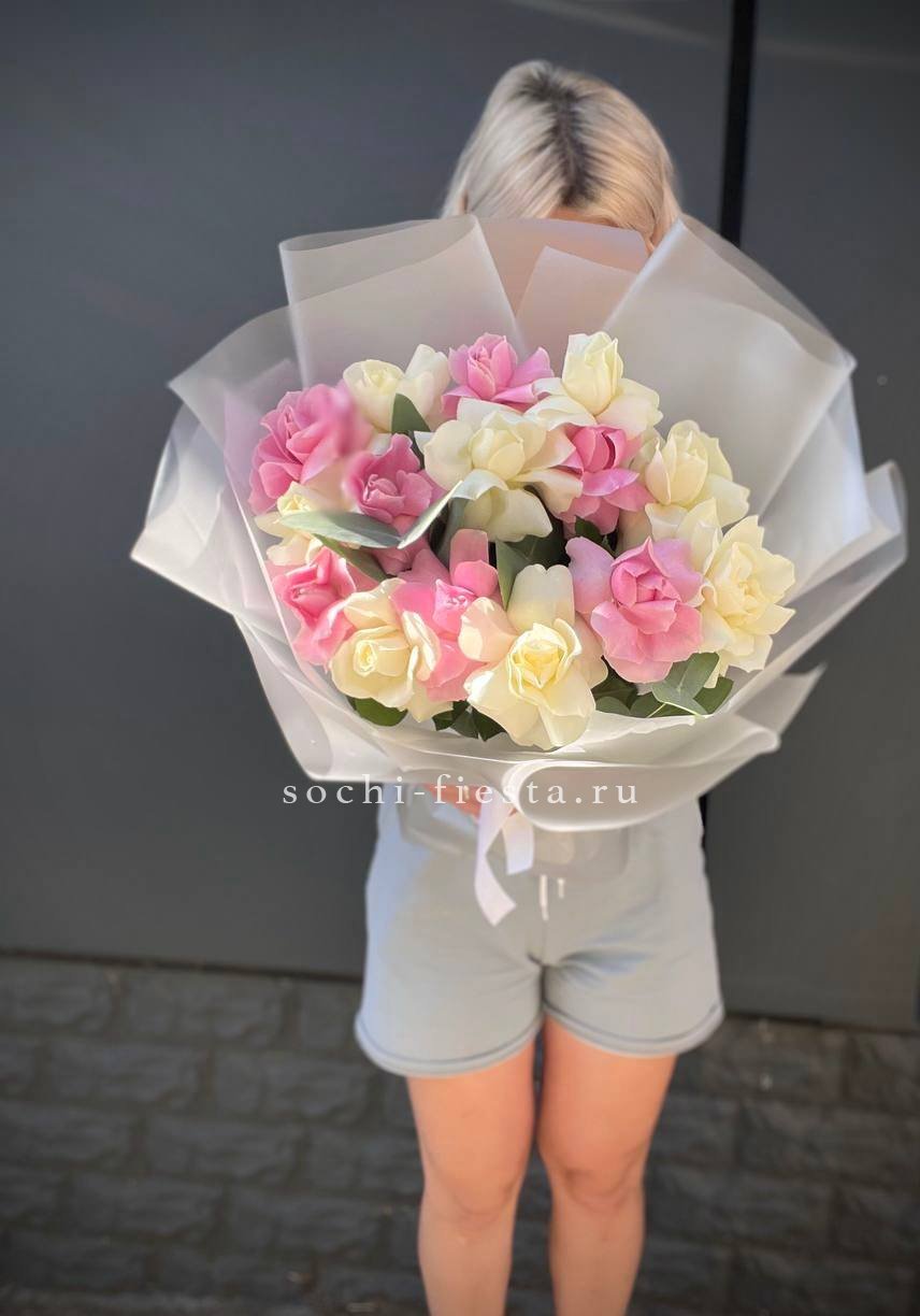 15 бело-розовых роз в Хосте и Кудепсте