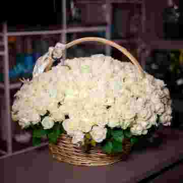 151 белая роза в корзине Rose Basket  в Хосте и Кудепсте