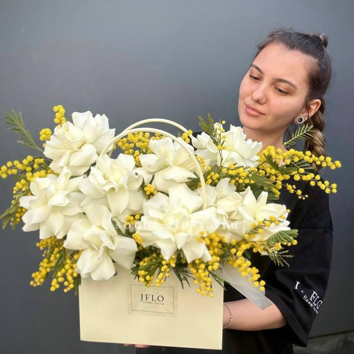 Французские Розы и мимоза  в сумочке  в Хосте и Кудепсте