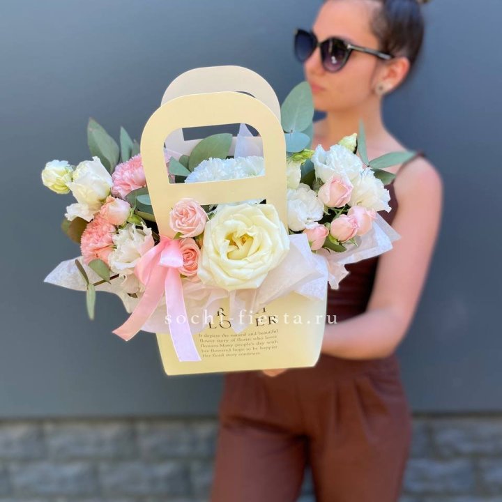 Цветочная сумочка "Рафаэль" с доставкой в Хосте и Кудепсте