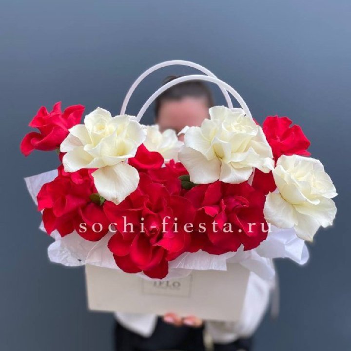 Сумочка  красных и белых роз в Хосте и Кудепсте