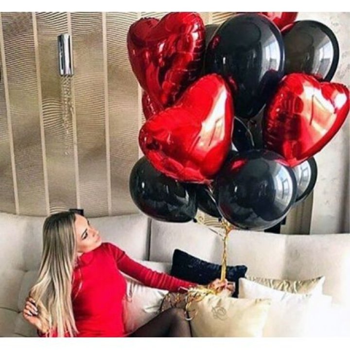 Фонтан из красных сердец с чёрными шарами  в Хосте и Кудепсте