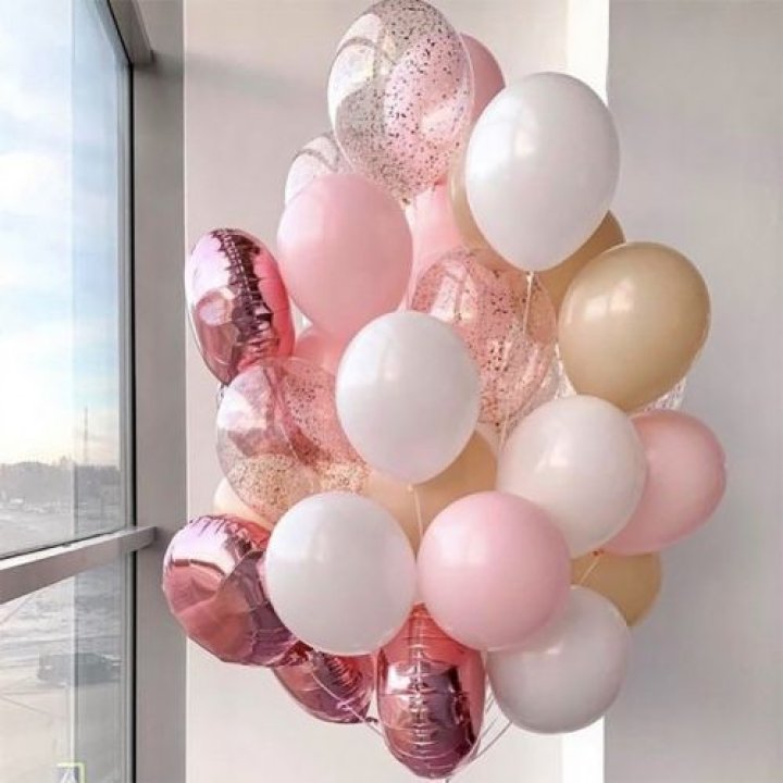 Фонтан шаров розового и белого цветов в Хосте и Кудепсте