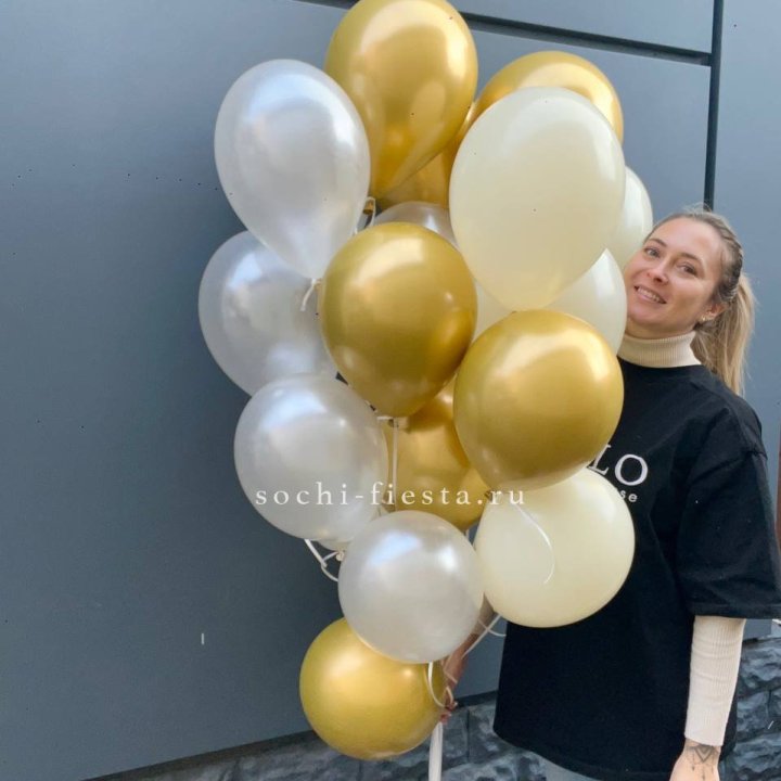 Облако шаров из белого и золотого оттенков в Хосте и Кудепсте