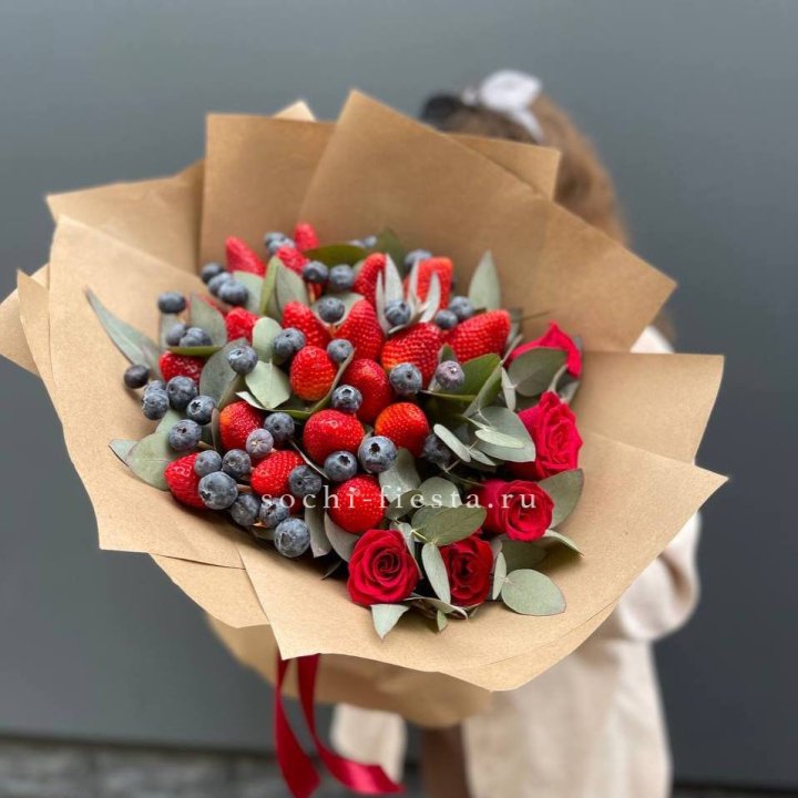 Клубника и голубика с цветами в Хосте и Кудепсте