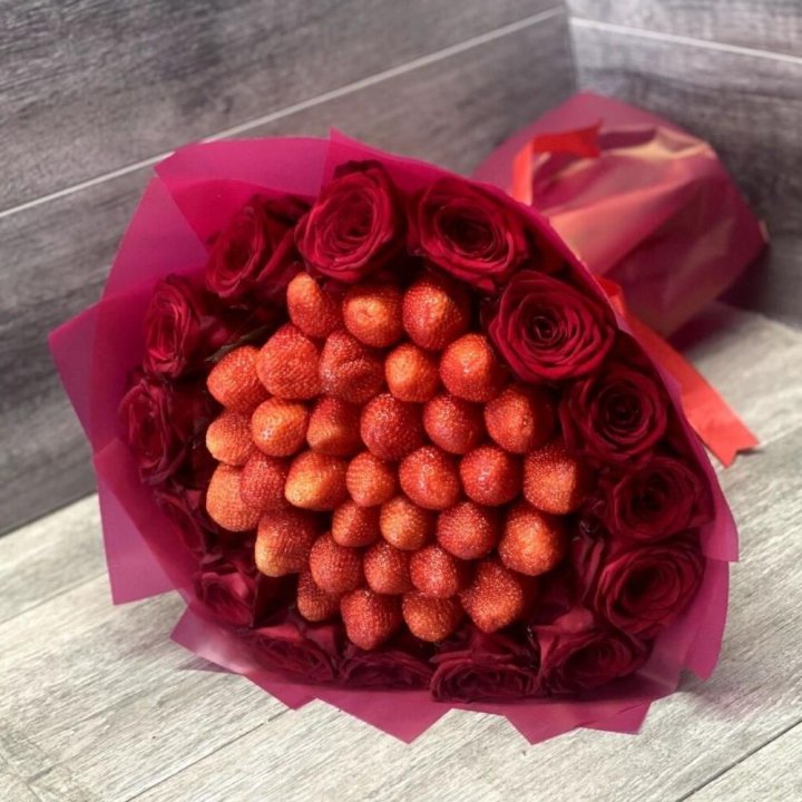 Клубничный букет с розами в Хосте и Кудепсте
