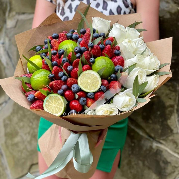 Ягодно-цитрусовый букет с розами в Хосте и Кудепсте