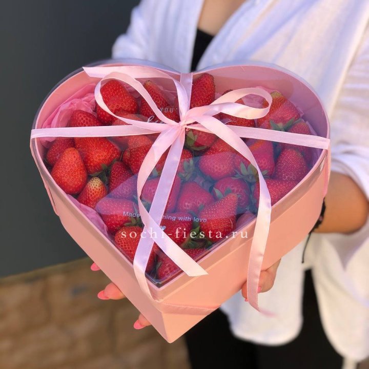 Коробочка сердце  с клубникой в Хосте и Кудепсте