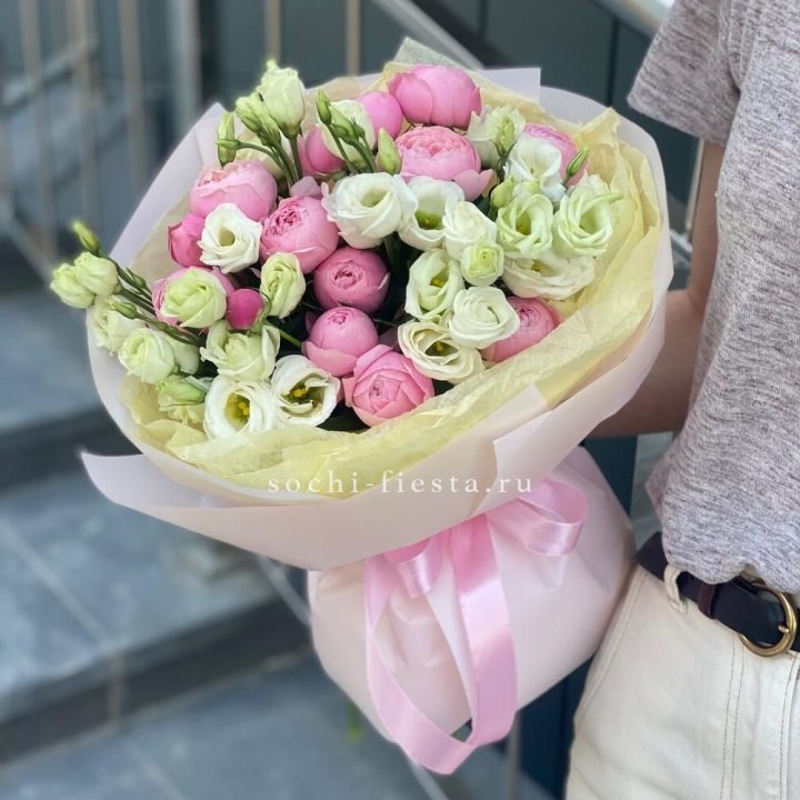 Букет кустовых роз с эустомой в Хосте и Кудепсте