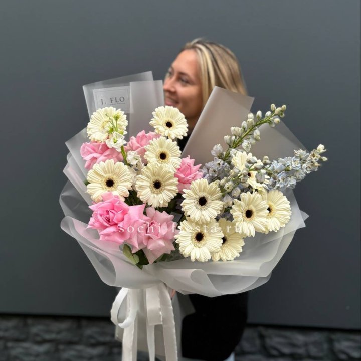 Букет роз и гербер в Хосте и Кудепсте