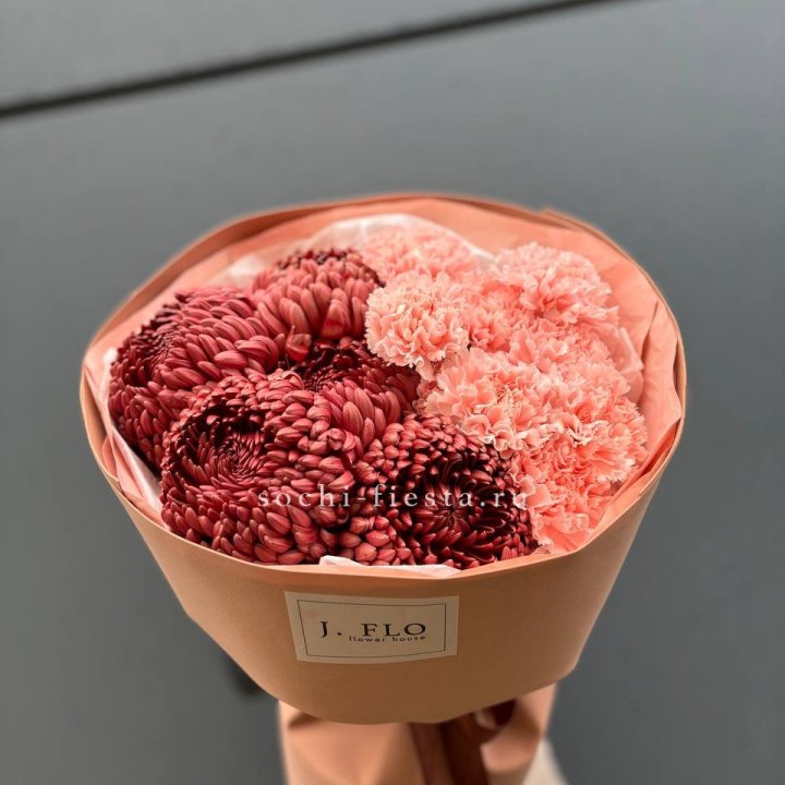 Букет хризантем и диантусов  в Хосте и Кудепсте