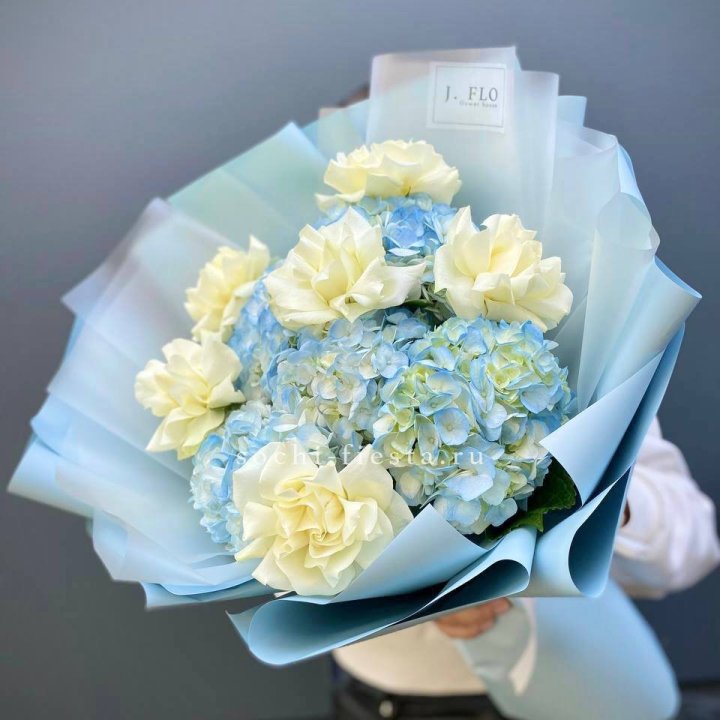  Букет из голубых гортензий и роз  в Хосте и Кудепсте