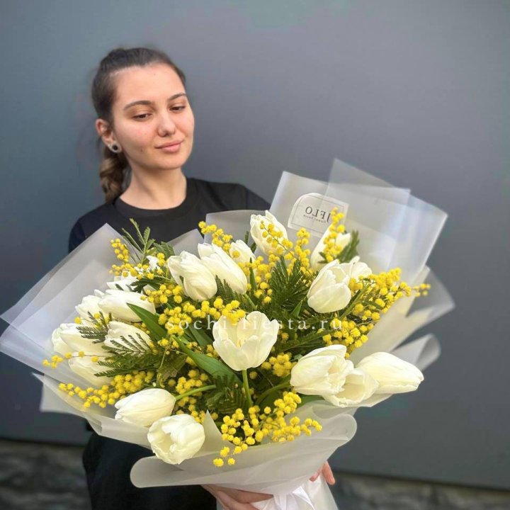 Букет тюльпанов и мимозы в Хосте и Кудепсте