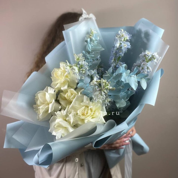 Букет из белых французских роз и дельфиниума в Хосте и Кудепсте