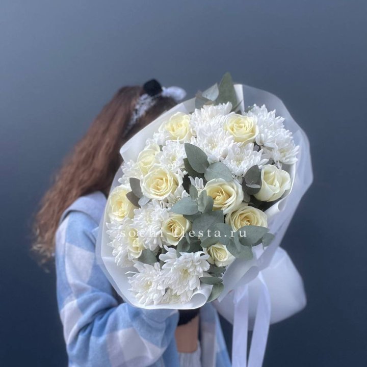  Букет белых роз с хризантемой  в Хосте и Кудепсте