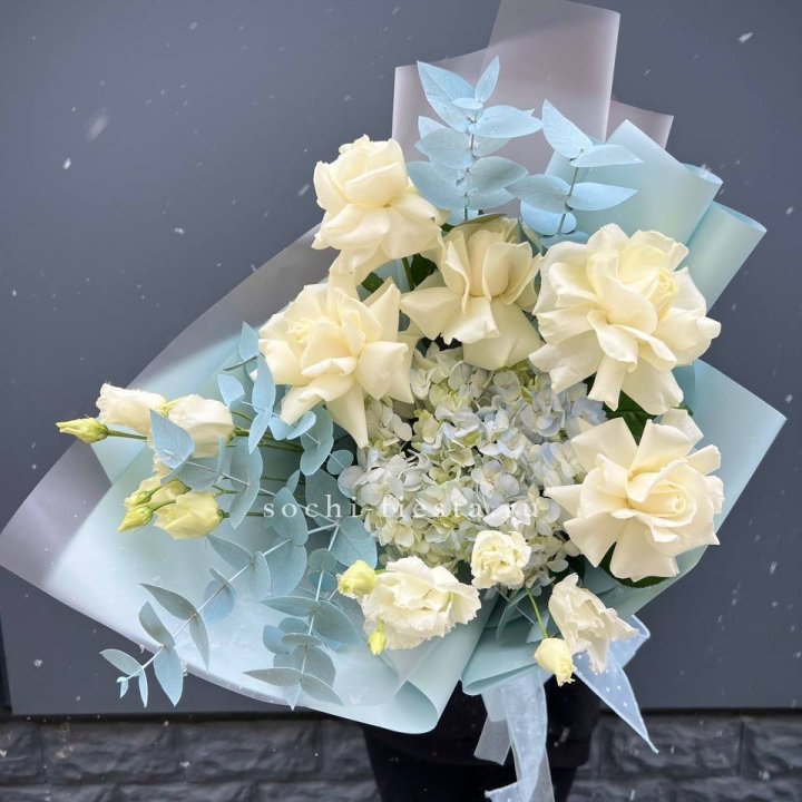Букет с гортензией и белыми французскими розами в Хосте и Кудепсте