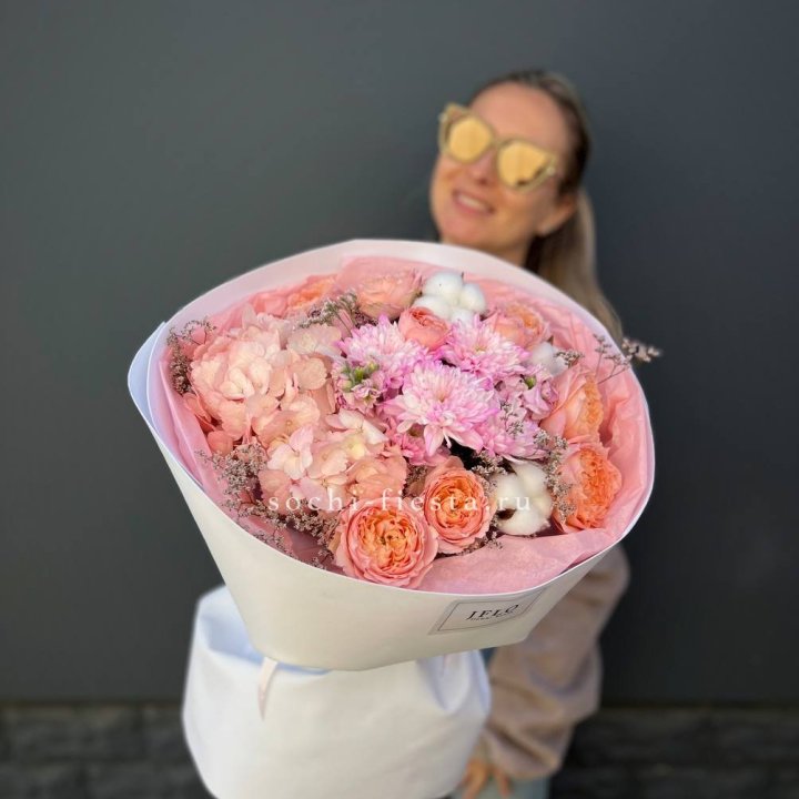 Букет гортензии и кустовых роз "Sconosciuto" в Хосте и Кудепсте