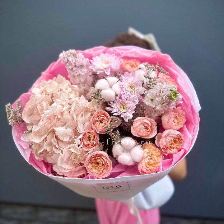 Букет гортензии и кустовых роз "Abbraccio" в Хосте и Кудепсте