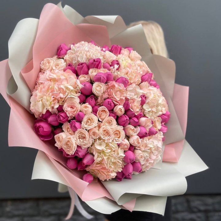 Букет кустовые розы и гортензия в Хосте и Кудепсте