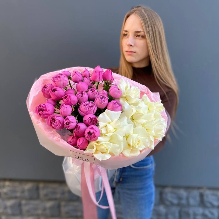 Дуо белых и кустовых роз в Хосте и Кудепсте