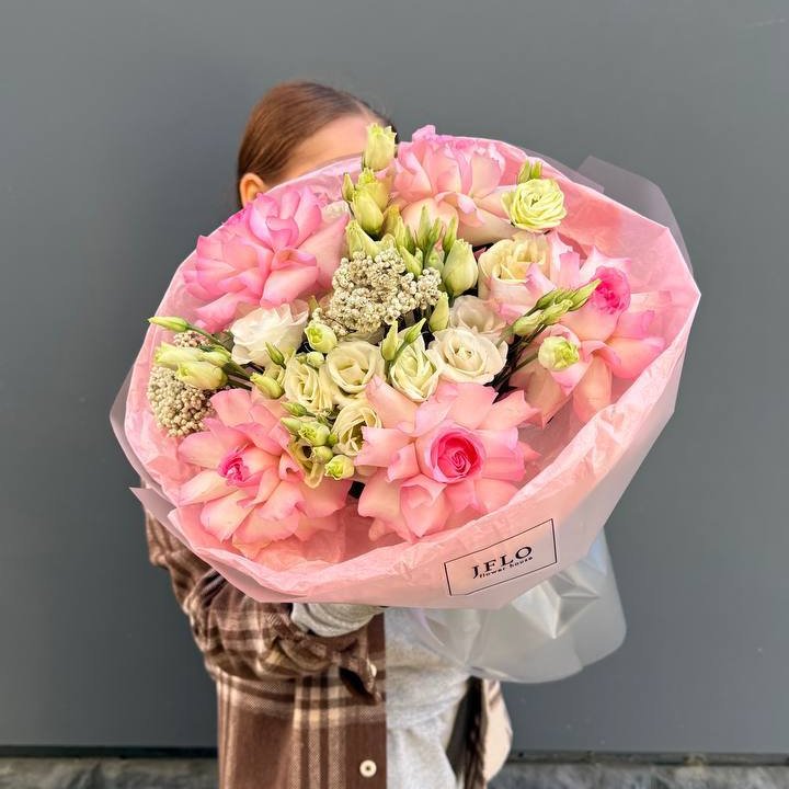 Букет "Розы с эустомой" с доставкой в Хосте и Кудепсте