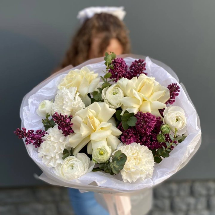Сборный букет с ранункулюсами и сиренью в Хосте и Кудепсте