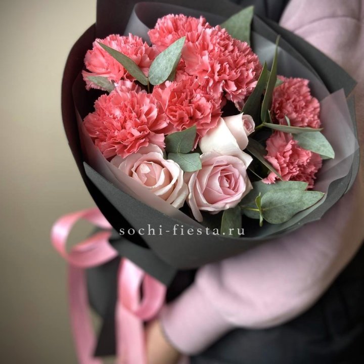 Букет из роз и диантусов Пенелопа в Хосте и Кудепсте
