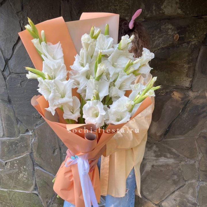 Букет белых гладиолусов - количество на выбор в Хосте и Кудепсте