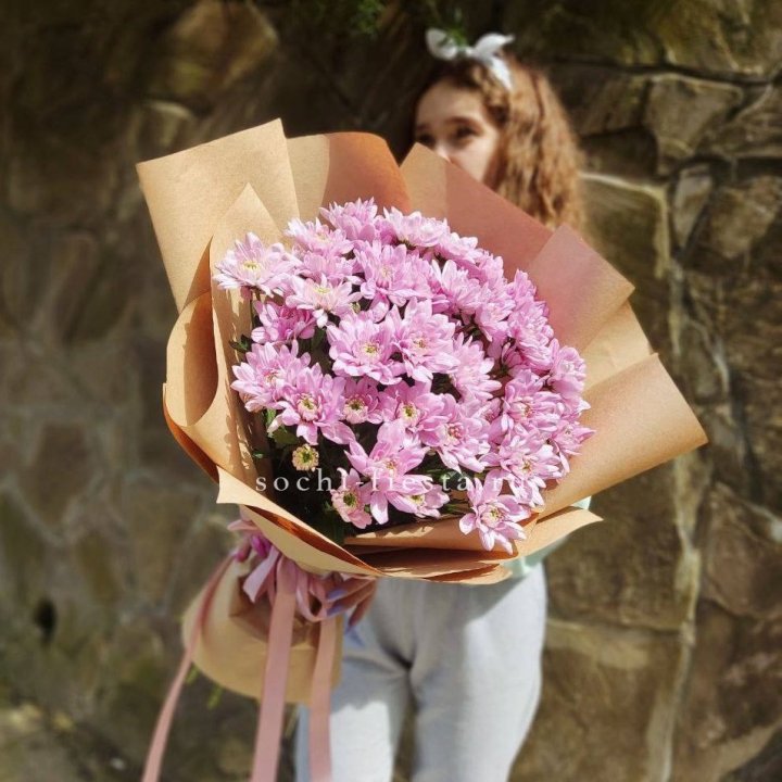 Букет хризантем в крафте в Хосте и Кудепсте