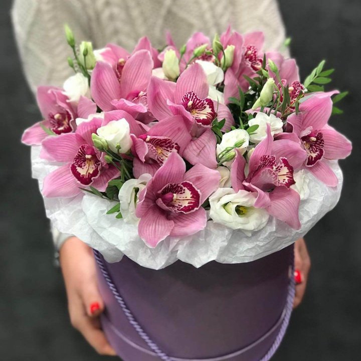 Орхидея и эустома в шляпной коробке в Хосте и Кудепсте