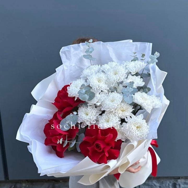 Дуо розы и хризантемы в Хосте и Кудепсте