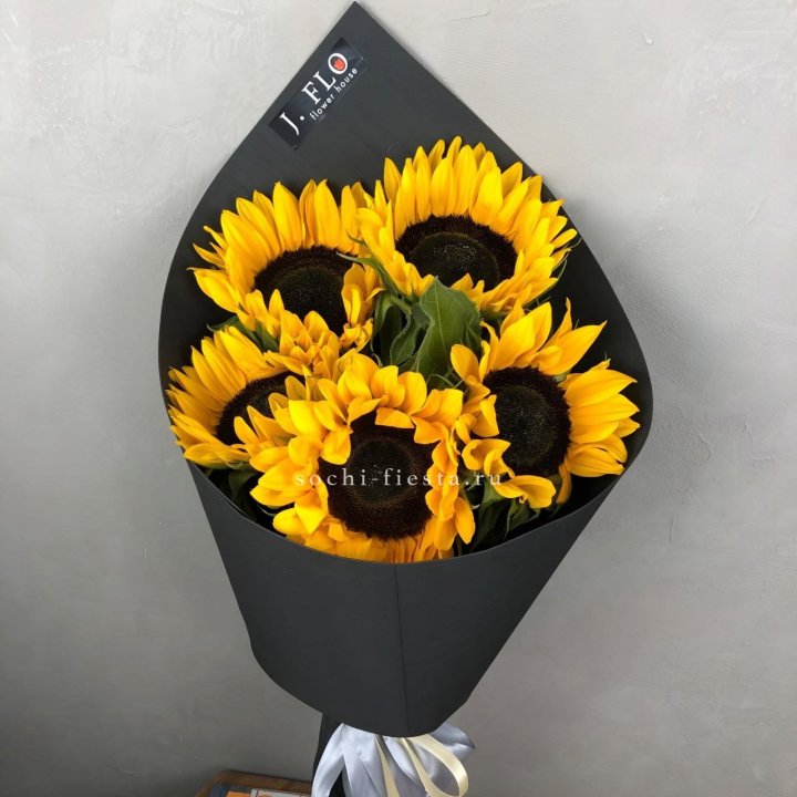 Букет из 5  подсолнухов в Хосте и Кудепсте