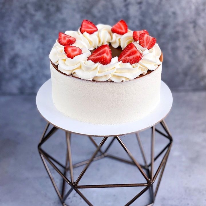 Торт "Клубника со сливками" в Хосте и Кудепсте