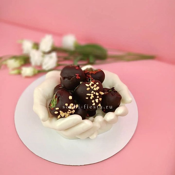 Клубника в шоколаде на шоколадных ладонях Peace в Хосте и Кудепсте