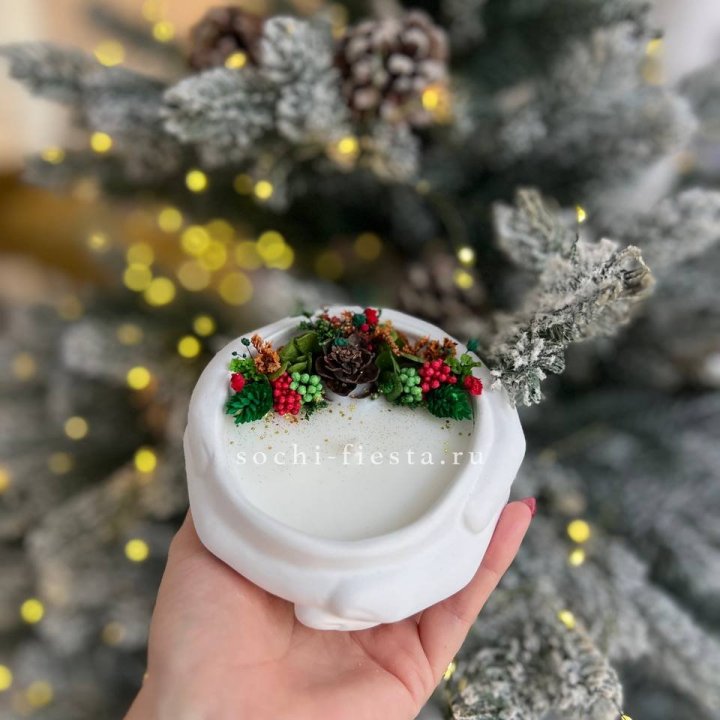 Свеча ароматическая в гипсе Руки с шишкой в Хосте и Кудепсте