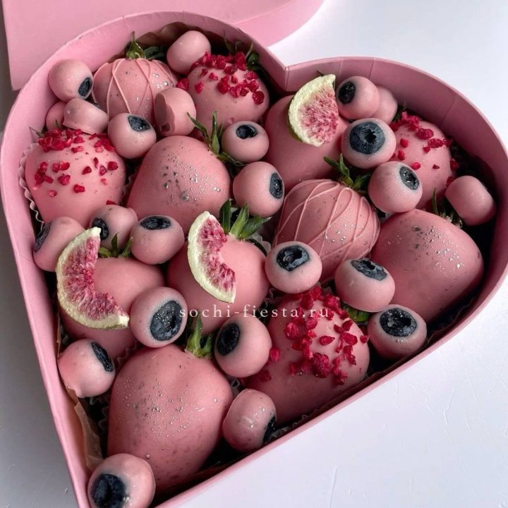 Клубника в шоколаде Сердце в Хосте и Кудепсте