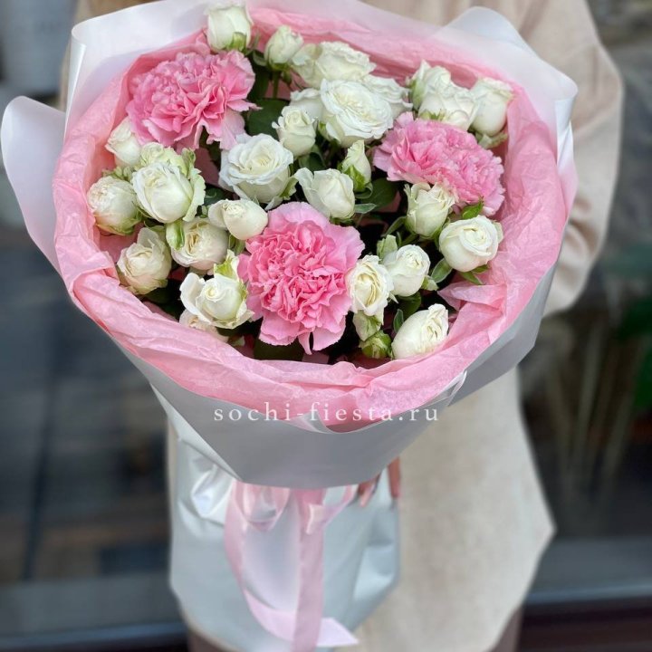 Букет розы с диантусами Blush в Хосте и Кудепсте